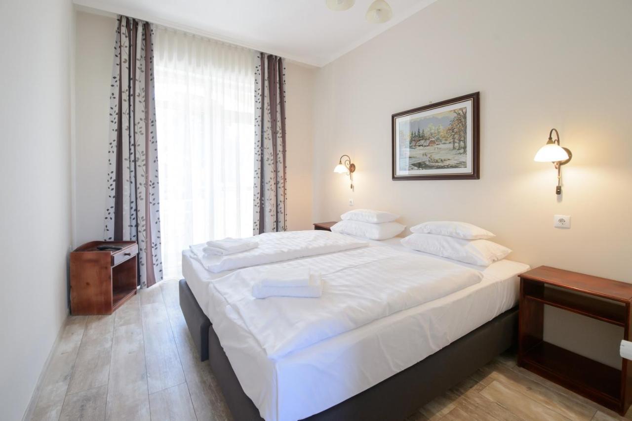 Illaberek Panzio Hotel เอ็กเกอร์ ภายนอก รูปภาพ