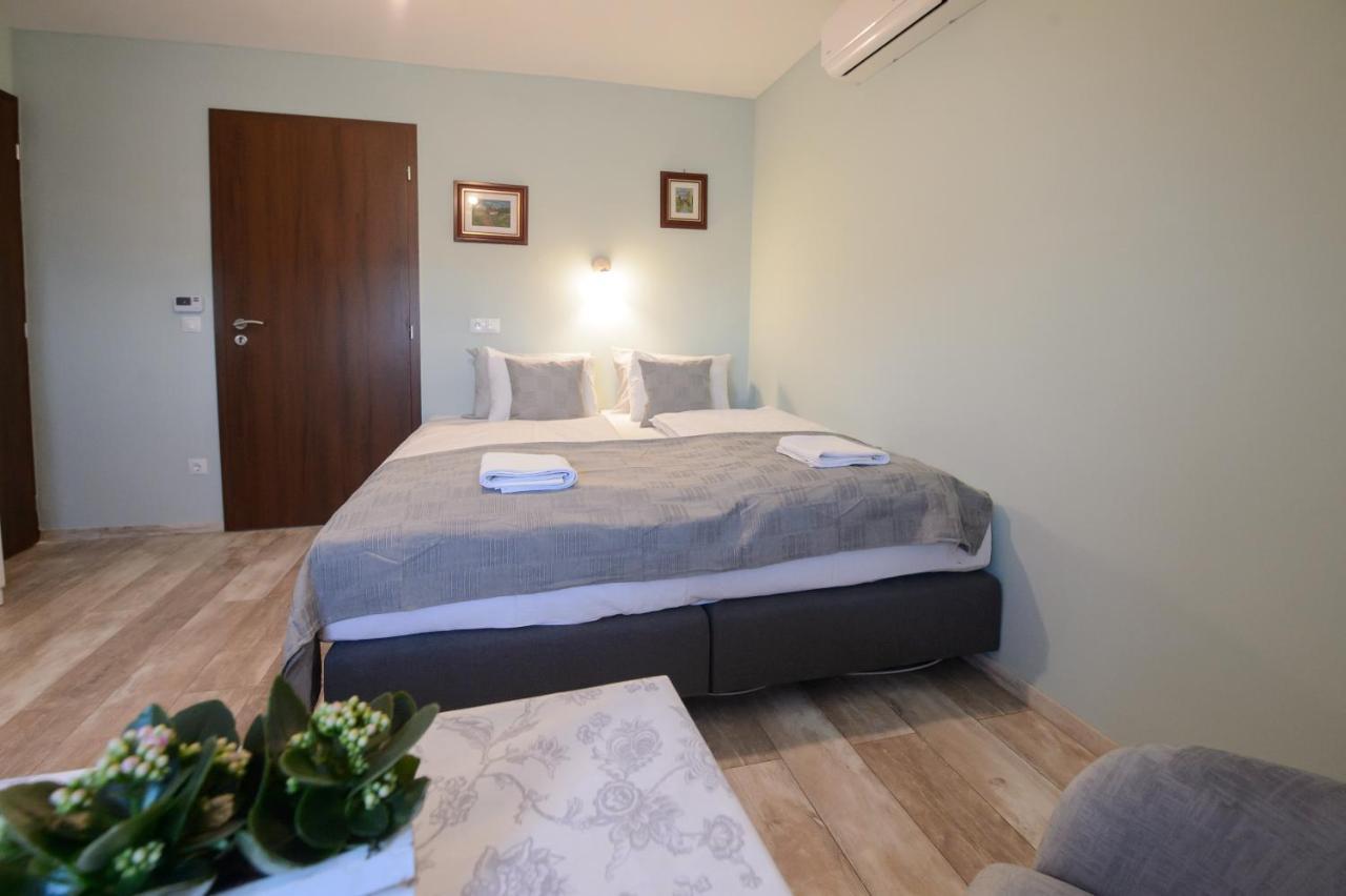 Illaberek Panzio Hotel เอ็กเกอร์ ภายนอก รูปภาพ